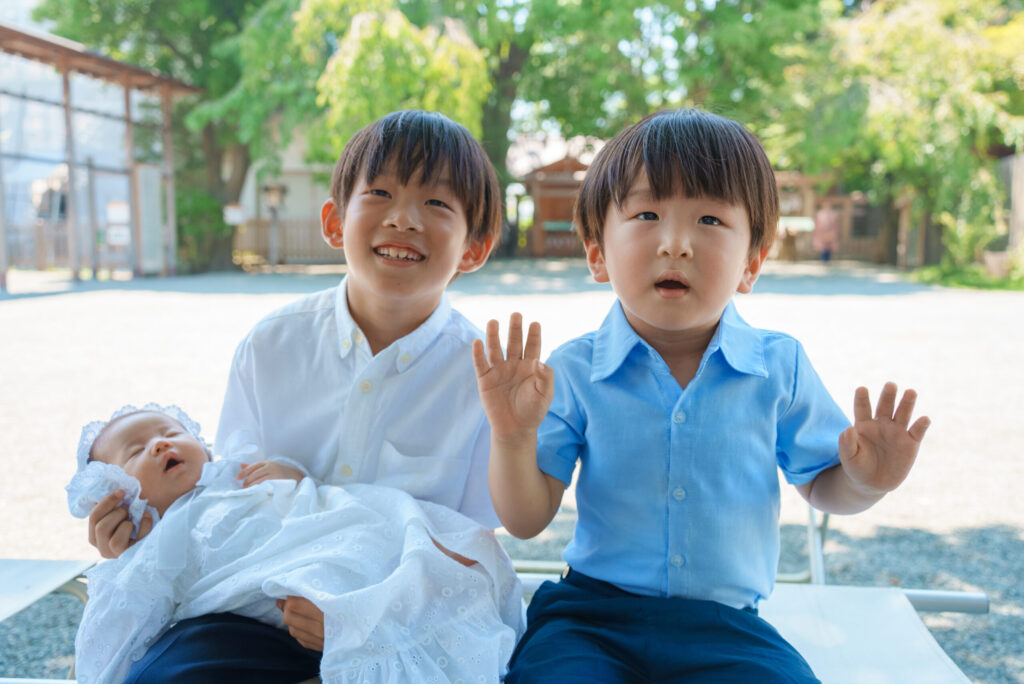【写真付き】伊勢山皇大神宮でお宮参り&七五三準備のポイント|兄弟も笑顔になる出張撮影レポート|フォトスマイルズ