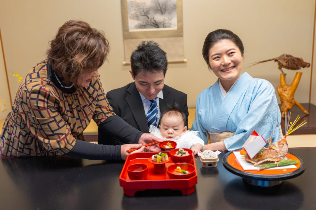 源氏香でのお食い初め出張撮影の家族写真