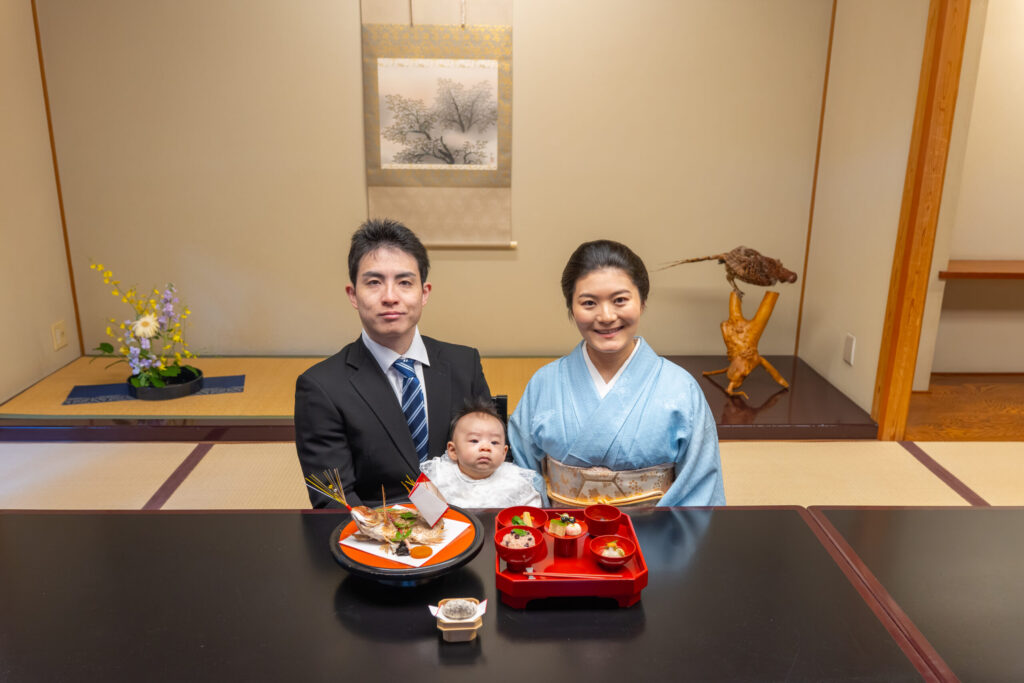 水天宮でお宮参りと源氏香でのお食い初め家族写真 源氏香での食事風景