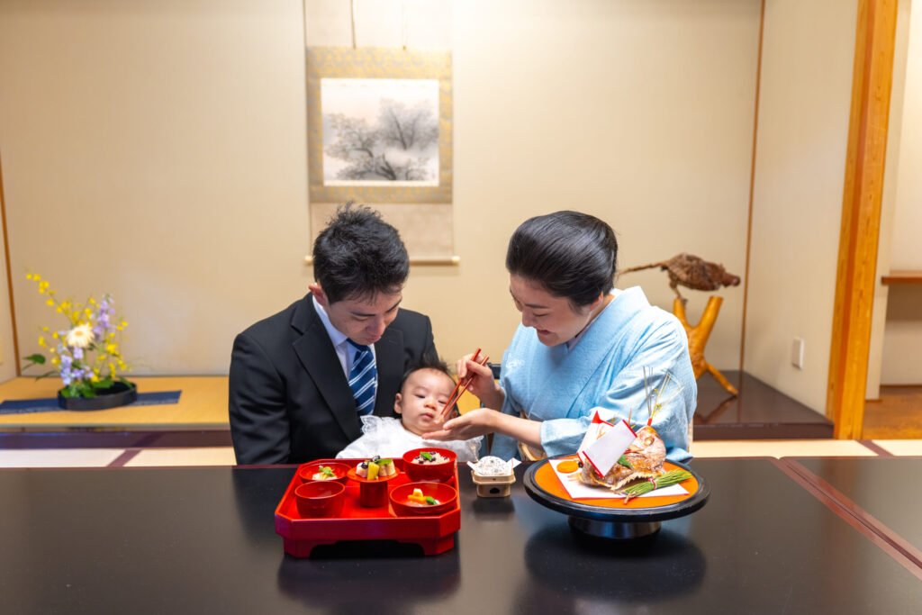 源氏香でのお食い初め出張撮影の家族写真