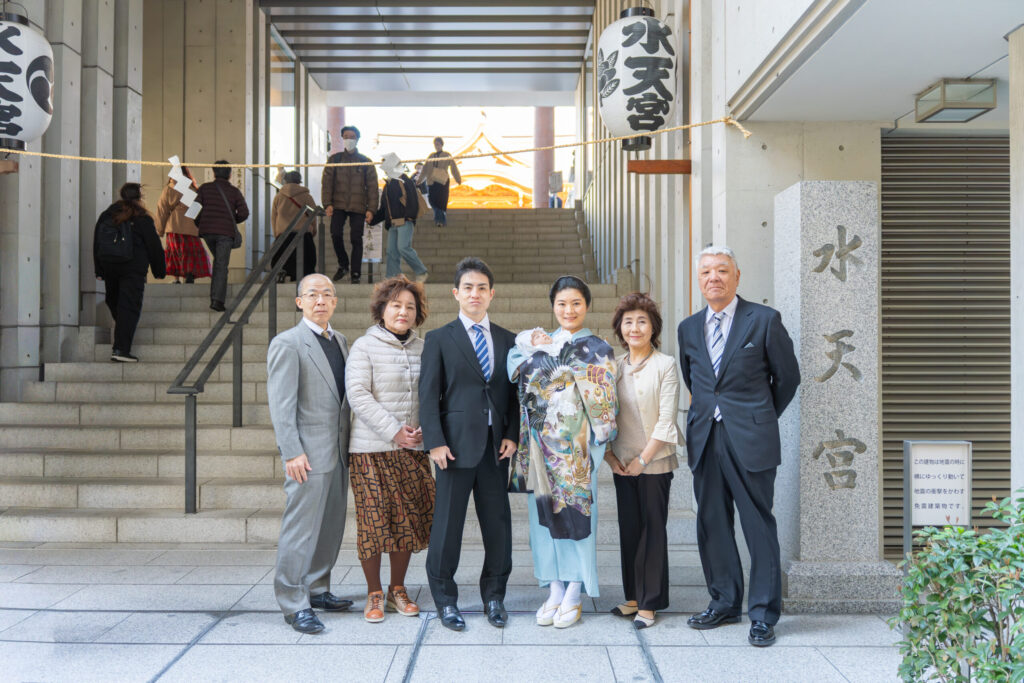 水天宮でお宮参りと源氏香でのお食い初め家族写真 一階での撮影