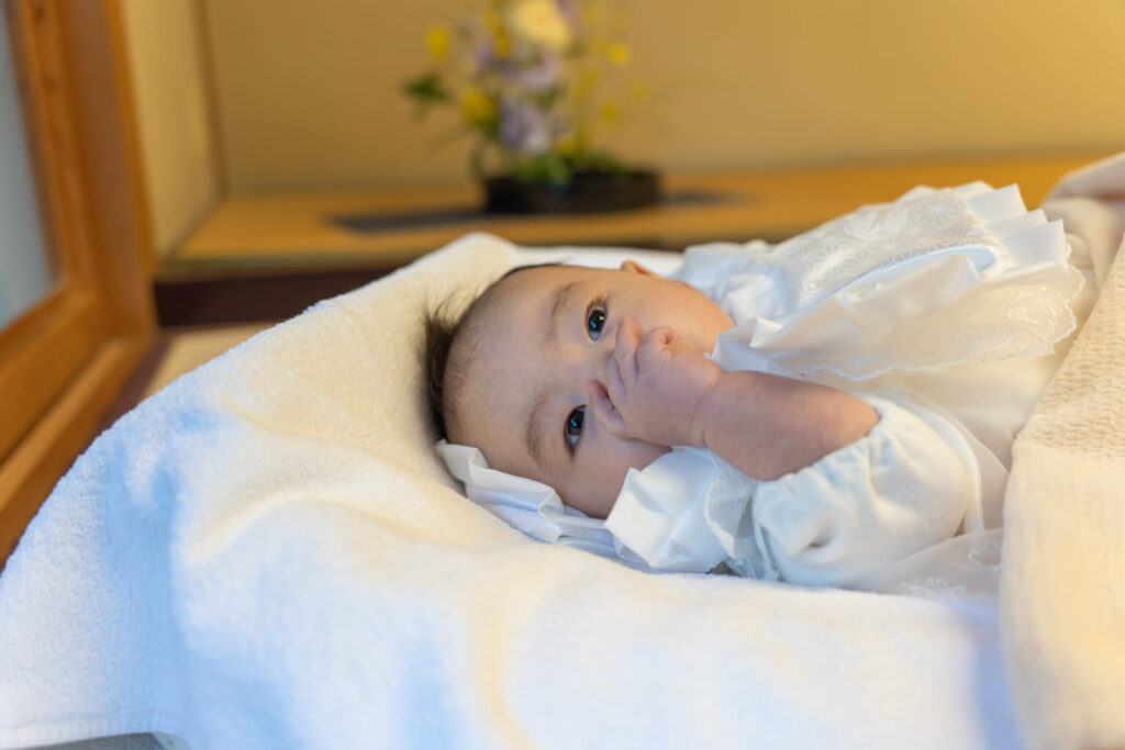 水天宮でお宮参りと源氏香でのお食い初め家族写真 源氏香での食事風景