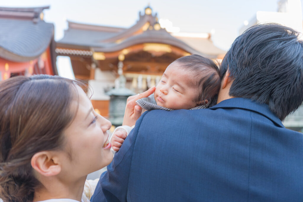 水天宮お宮参り本殿付近での家族写真