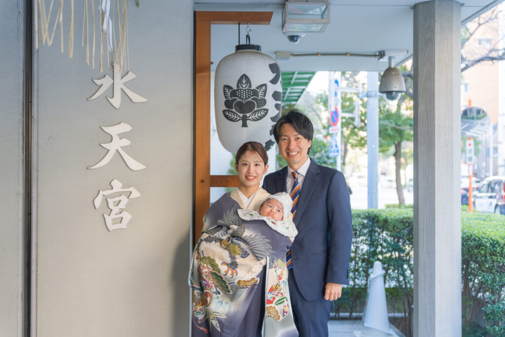 水天宮でのお宮参り出張撮影 1階の写真映えスポットで産着ママが笑顔のシーン