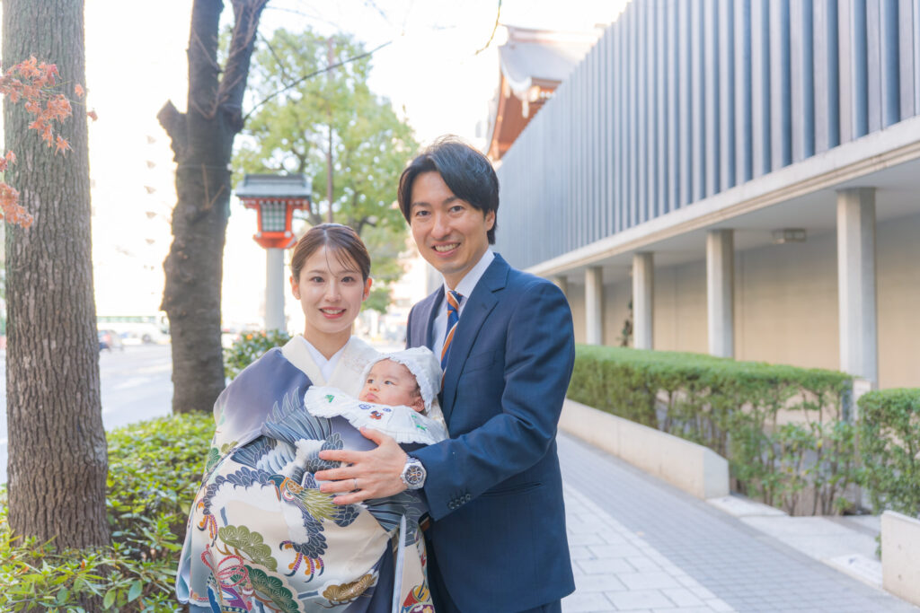 水天宮でのお宮参り出張撮影 1階通路側で産着ママと着物姿が映える笑顔のワンシーン