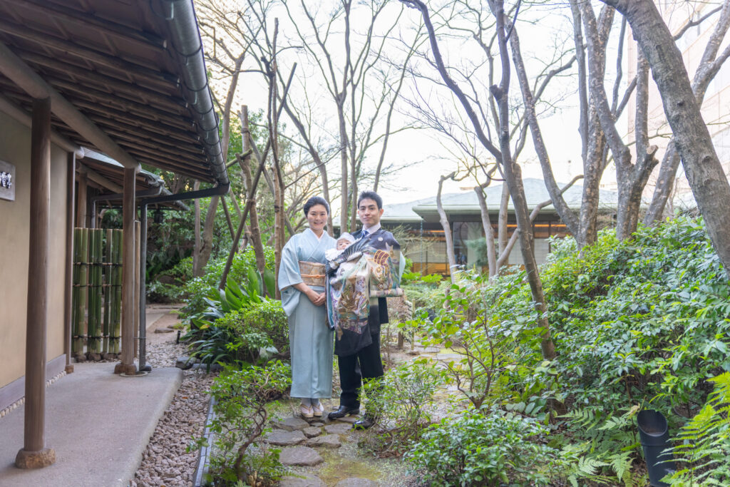 水天宮でお宮参りと源氏香でのお食い初め家族写真 空中庭園での撮影