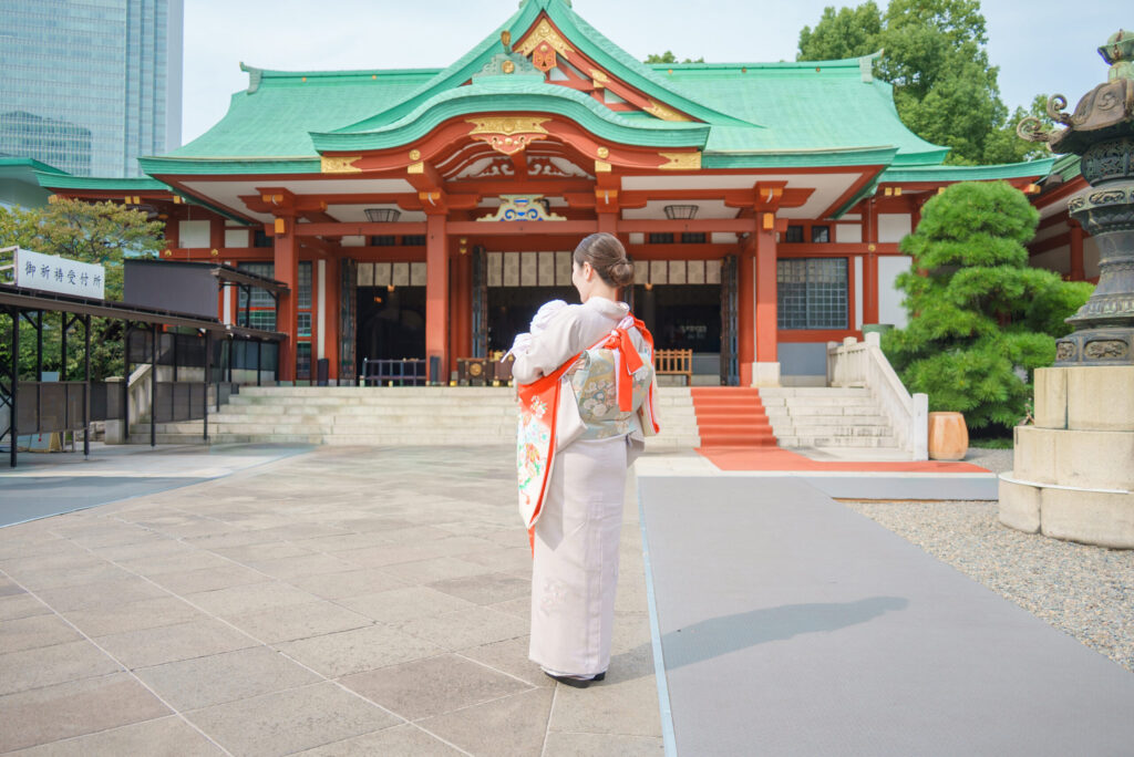 日枝神社のお宮参り出張撮影｜本殿で赤ちゃんと家族の記念写真