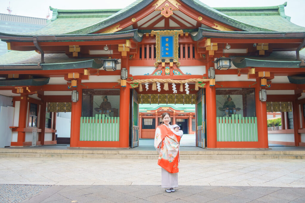 日枝神社のお宮参り出張撮影｜本殿で赤ちゃんと家族の記念写真 2025年
