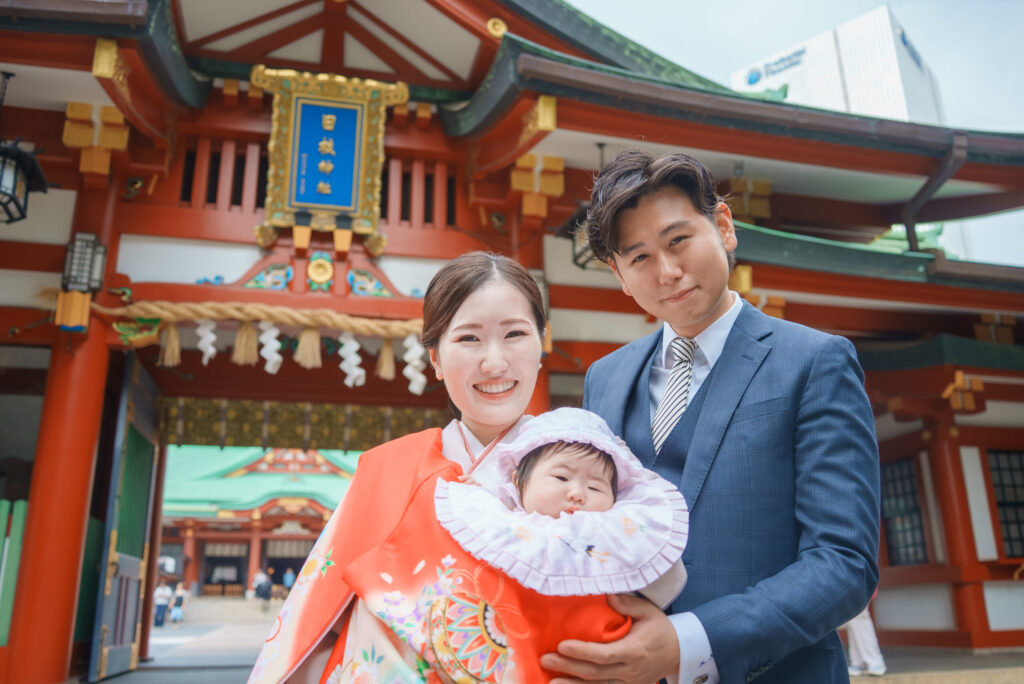 日枝神社のお宮参り出張撮影｜本殿で赤ちゃんと家族の記念写真
