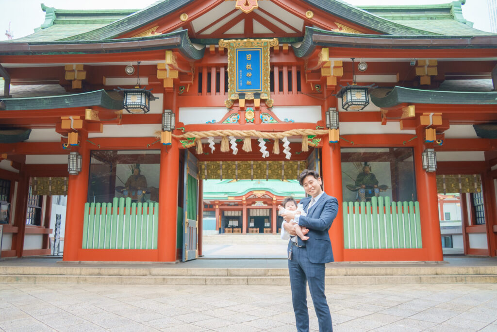 日枝神社のお宮参り出張撮影｜本殿前鳥居で家族そろっての記念写真