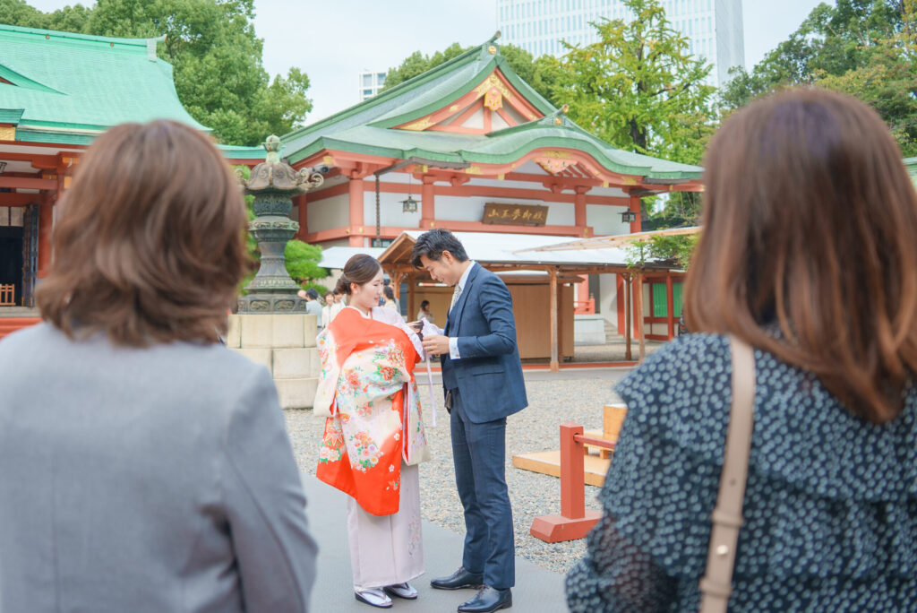 日枝神社のお宮参り出張撮影｜本殿裏の千本鳥居で撮る家族写真