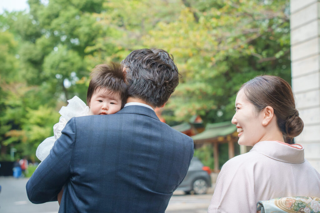 日枝神社のお宮参り出張撮影｜本殿で赤ちゃんと家族の記念写真