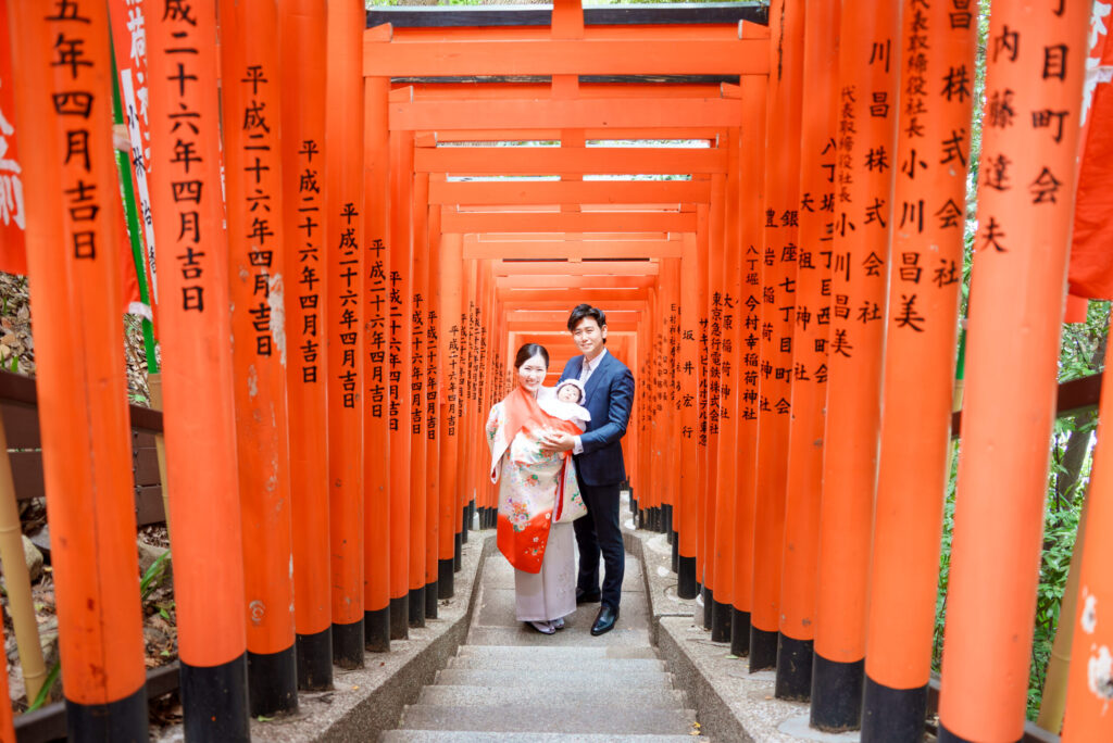 日枝神社のお宮参り出張撮影｜本殿裏の千本鳥居で撮る家族写真