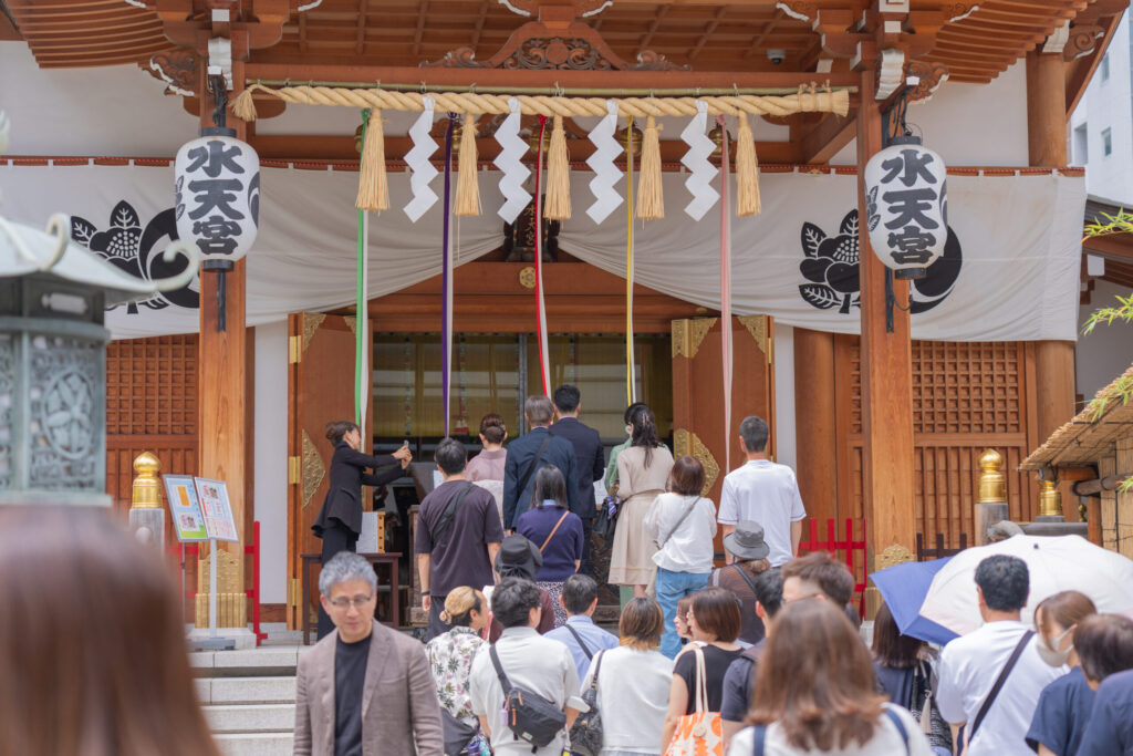 水天宮 本殿前でのお宮参り出張撮影