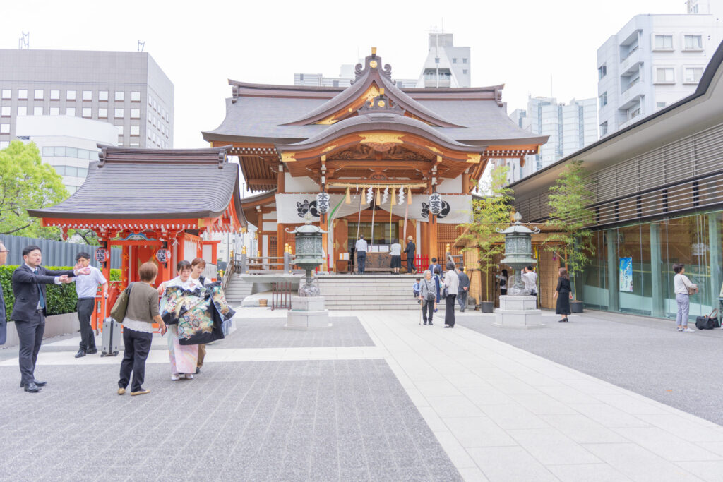 水天宮 本殿前でのお宮参り出張撮影