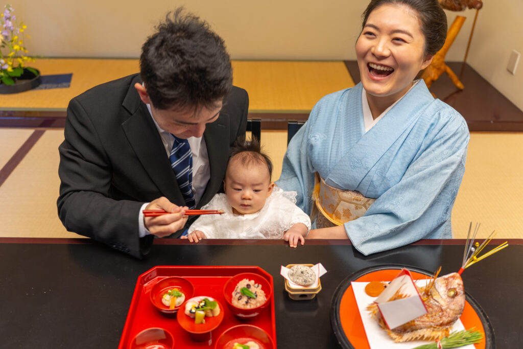 水天宮でお宮参りと源氏香でのお食い初め家族写真 源氏香での食事風景