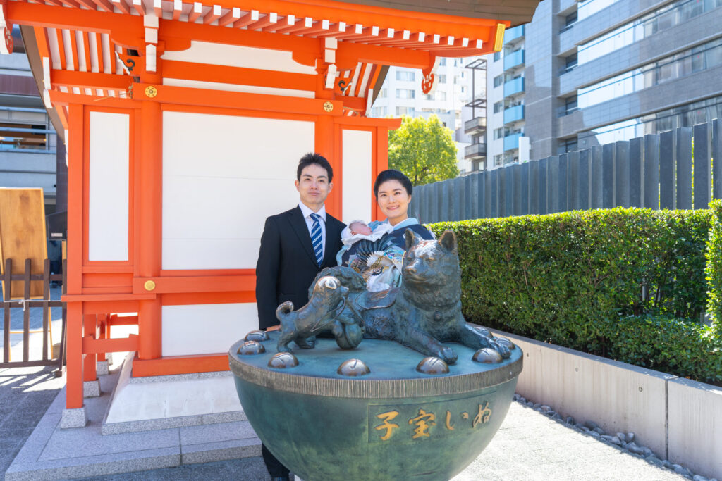 水天宮でお宮参りと源氏香でのお食い初め家族写真 子宝犬での記念写真