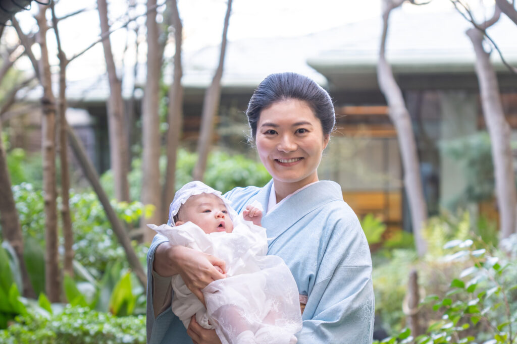 水天宮でお宮参りと源氏香でのお食い初め家族写真 空中庭園での撮影