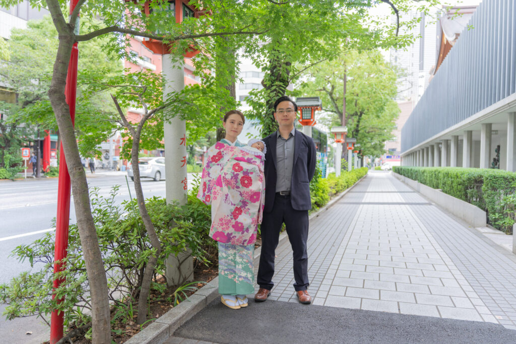 水天宮でお宮参りの集合写真ママ着物写真