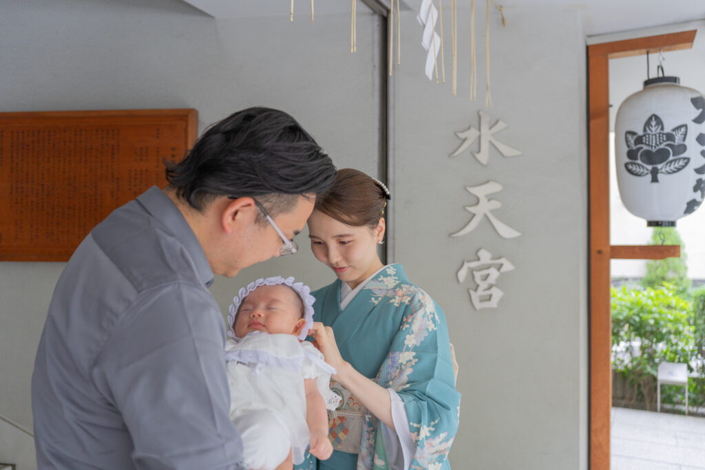 水天宮でお宮参りの集合写真ママ着物写真