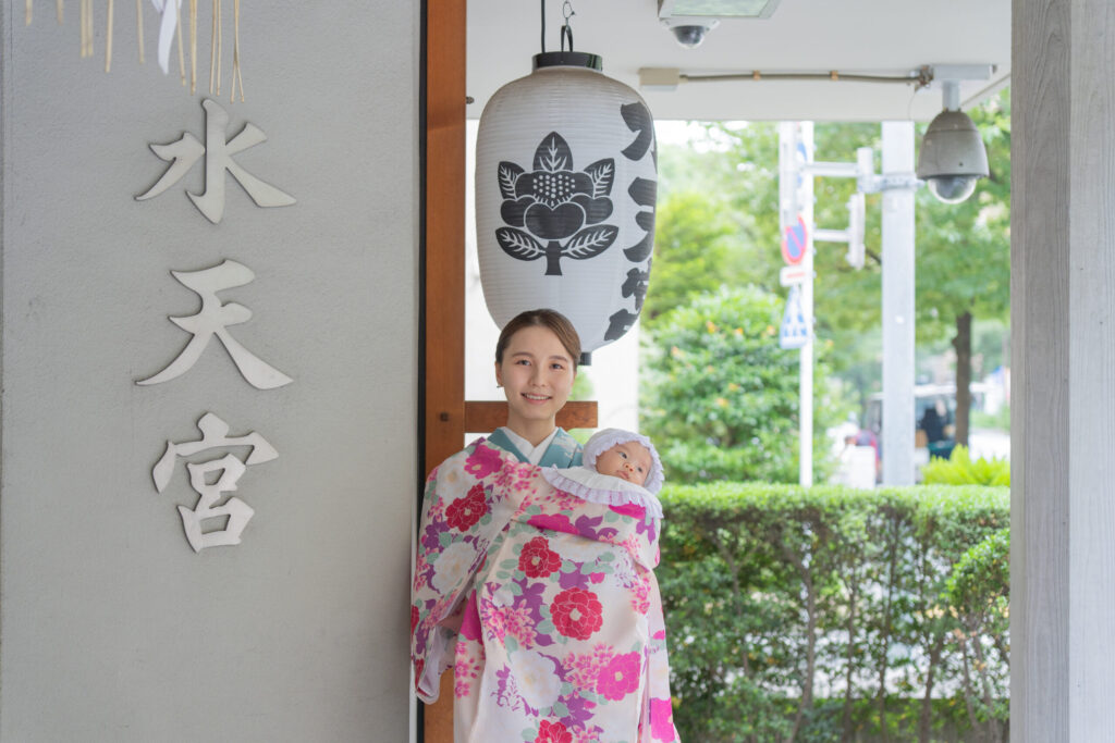 水天宮でお宮参りの集合写真ママ着物写真