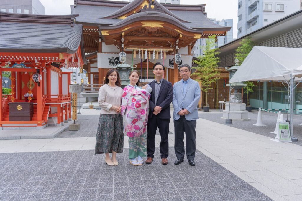 水天宮でお宮参りの集合写真