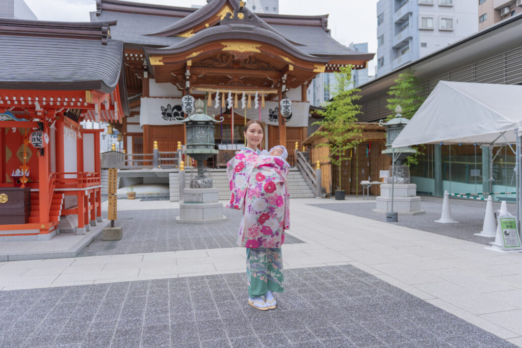 水天宮本殿前でのお宮参り撮影ママ着物写真