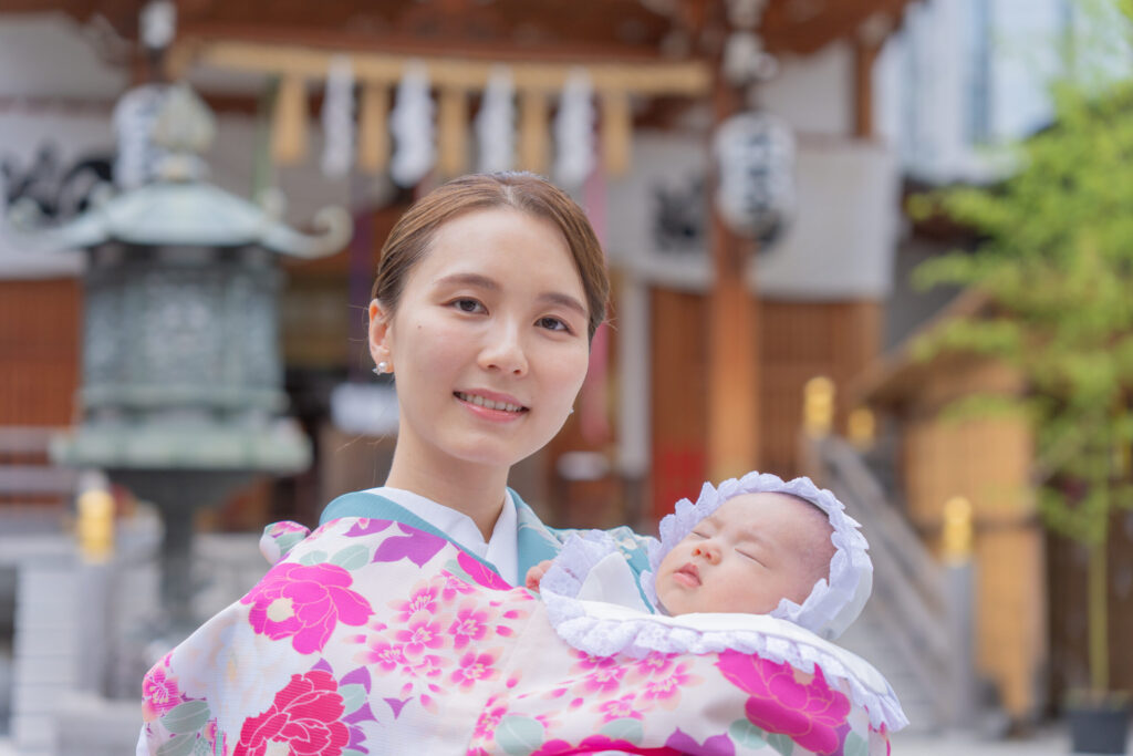 水天宮本殿前でのお宮参り撮影ママ着物写真