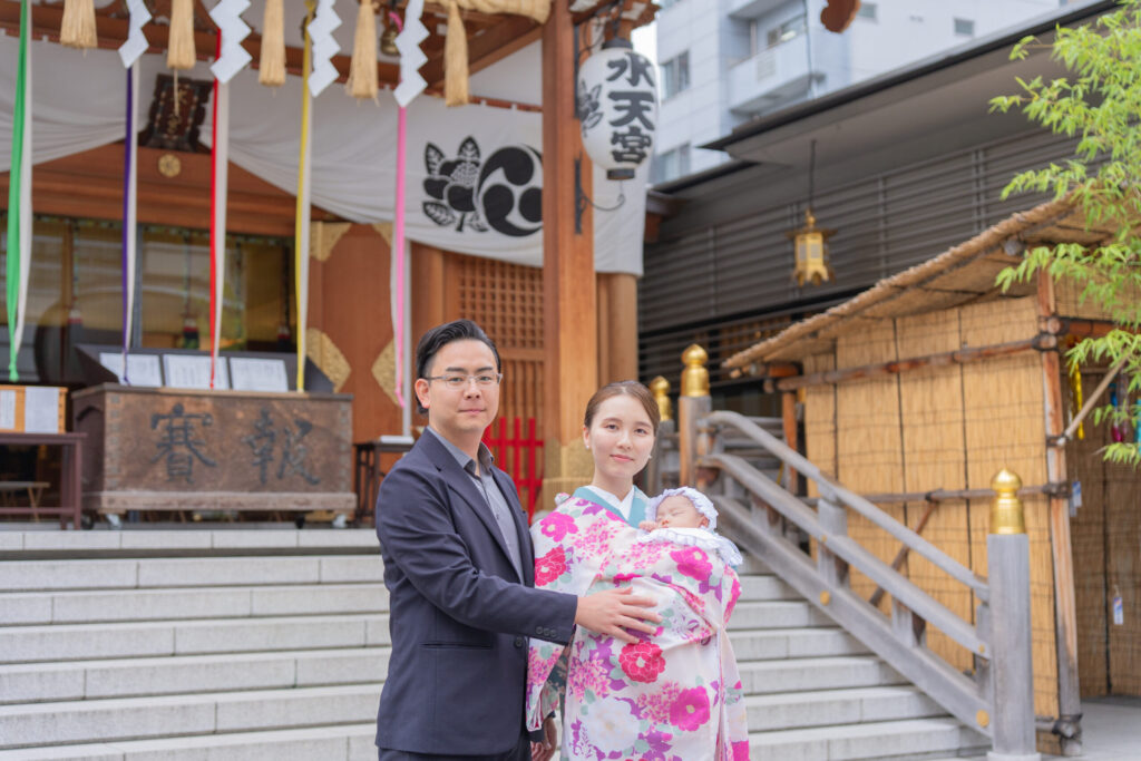 水天宮本殿前でのお宮参り撮影