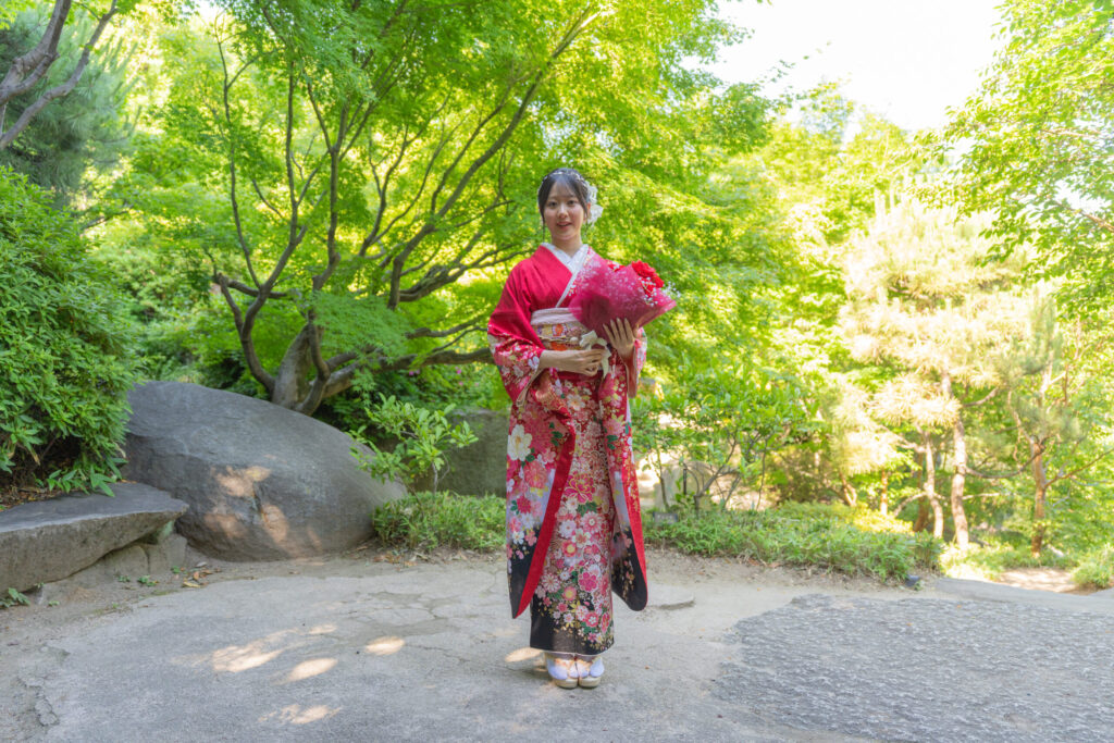 目白庭園で成人式前撮りをする振袖姿の女性